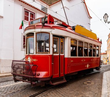 Portekiz 'de Lizbon' u boydan boya geçen turistlerle dolu tipik bir tramvay.