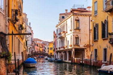 Veneto, İtalya 'daki Venedik' te Kanal ve renkli cepheleri ve tekneleri