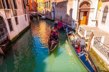 Venedik, İtalya 'da turist gondolları olan tipik bir kanal
