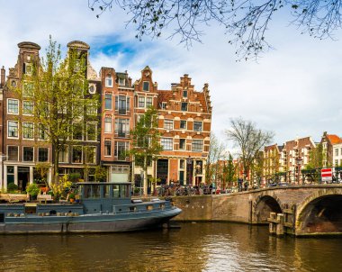 Bir kanal manzarası ve Amsterdam, Hollanda, Hollanda 'daki tipik evleri
