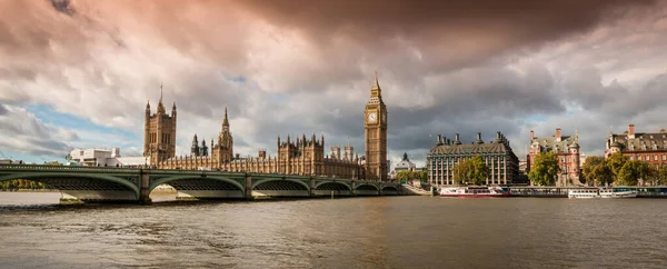 ロンドンの議会とウェストミンスター橋の上のテムズ川の銀行からのパノラマ — ストック写真