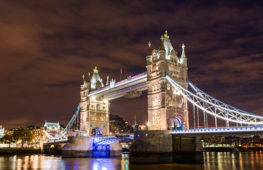 Londra, İngiltere 'deki rıhtımdan dün gece Kule Köprüsü görüldü.
