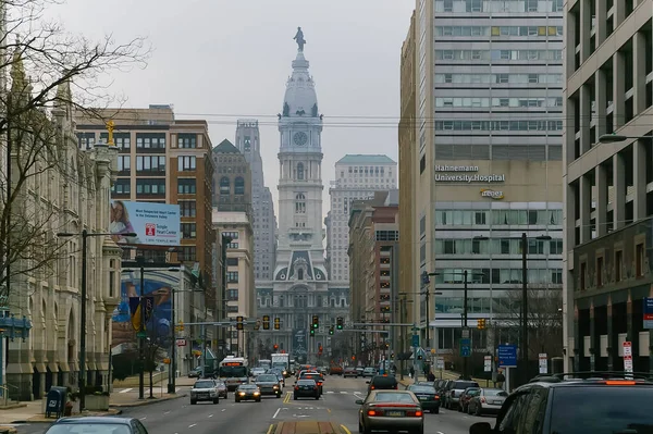 Philadelphia Daki Broad Caddesi Nde Sis Trafik Arka Plandaki Belediye — Stok fotoğraf