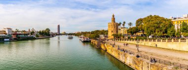 La Tore de Oro, İspanya, Endülüs 'teki Sevilla' da Guadalquivir üzerine