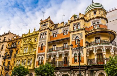 İspanya, Endülüs 'te Sevilla' da bina cephesi