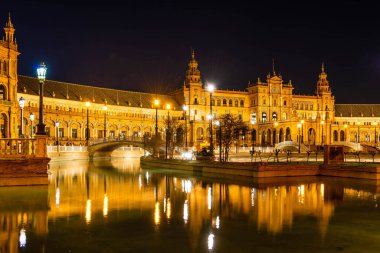 İspanya 'nın Endülüs şehrinde, Sevilla' da gece basamakları