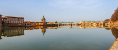 Pont Saint Pierre ve Pont Neuf Garonne üzerinde ve Fransa 'nın Occitanie kentindeki Toulouse' da bir mezar.