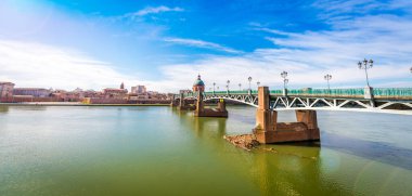 Fransa 'nın Occitania kentindeki Toulouse' daki Garonne ve Mezar üzerindeki Saint Pierre Köprüsü.