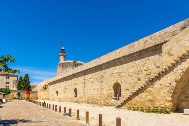 Fransa 'nın Occitanie kentindeki Gard' da Aigues-Mortes 'in surları