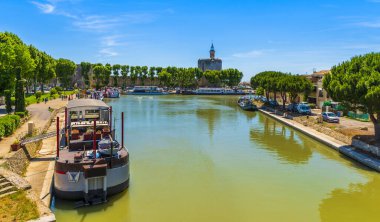 Fransa 'nın Occitanie kentindeki Gard' da Aigues-Mortes 'te Kanal du Rhone Sete
