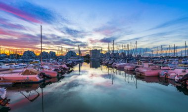 Güneş doğarken La Grande-Motte sahil beldesinin Panoraması, Occitanie, Fransa