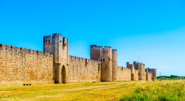 Fransa 'nın Occitanie kentindeki Gard' da Aigues-Mortes 'in surları