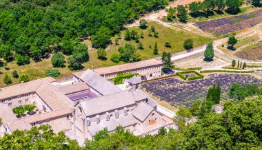 Senanque Manastırı ve onun bahçeleri, Provence, Fransa 'da Vaucluse' da.
