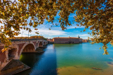 Pont Neuf ve Hotel Dieu Garonne 'da, sonbaharda, Haute-Garonne Occitanie, Fransa' da