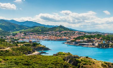 Bir yaz günü Fransa 'nın Occitanie bölgesindeki Katalonya' daki Pyrnes-Orientales 'de Port-Vendres Panoraması