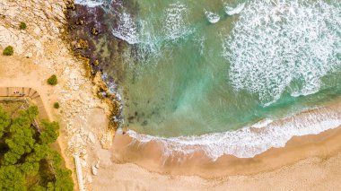 İspanya Katalonya 'daki Costa Brava, L' escala sahilinin havadan görünüşü