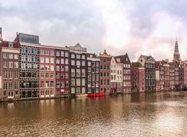 Bir kanal manzarası ve Amsterdam, Hollanda, Hollanda 'daki tipik evleri