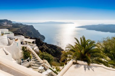 Yunanistan 'ın Ege Denizi' ndeki Kiklad takımadalarında, Santorini 'deki tipik köy ve manzaralar
