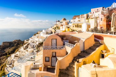 Yunanistan 'ın Ege Denizi' ndeki Kiklad takımadalarında, Santorini 'deki tipik köy ve manzaralar