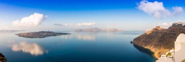 Yunanistan 'ın Ege Denizi' ndeki Cyclades takımadasındaki Santorini adasının manzarası