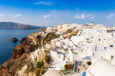 Yunanistan 'ın Ege Denizi' ndeki Kiklad takımadalarında, Santorini 'deki tipik köy ve manzaralar