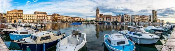 Yaz aylarında Fransa 'nın Occitania kentindeki Hrault' ta Ste Kanalı 'nın panoramik manzarası