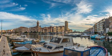 Fransa 'nın Occitania kentindeki Herault' daki Sete Kanalı ve Konsolosluk Sarayı 'nın panoramisi
