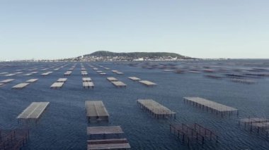 Fransa 'nın Occitanie kentindeki Herault' daki Thau lagünündeki Bouzigues 'deki istiridye masalarının hava manzarası.