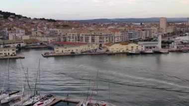 Bir yaz sabahı Fransa 'nın Occitania kentindeki Herault' da bulunan Sete fenerinin feneri.