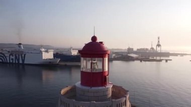 Sete 'deki dalgakıran Saint Louis deniz feneri bir yaz sabahı, Herault, Occitanie, Fransa' da.