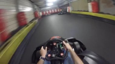 Kapalı devre üzerinde go-kart yarışı
