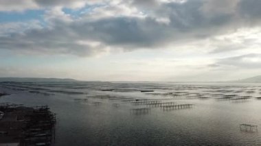 Fransa 'nın Occitania kentindeki Herault' da güneş doğarken Ste yakınlarında Etang de Thau 'daki istiridye parkında.
