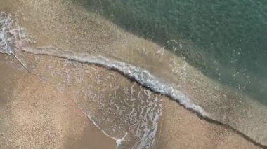 Kışın kumsaldaki Akdeniz dalgalarının havadan görünüşü
