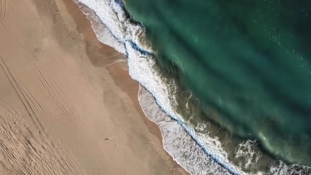 冬季海滩上地中海海浪的航景 — 图库视频影像