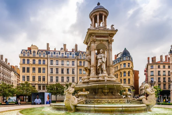 法国罗内里昂雅各宾广场宏伟的喷泉 — 图库照片
