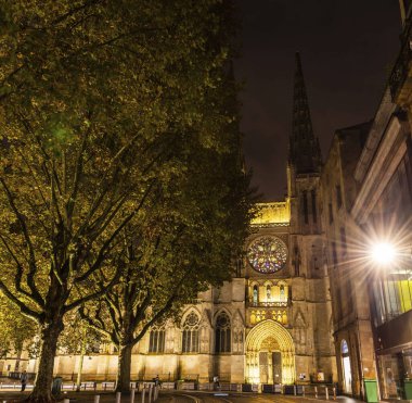 Saint-Andre Katedrali ve onun gül penceresi, Bordeaux, Gironde, Nouvelle Aquitaine, Fransa 'daki Rue Vital-Carles sokağından