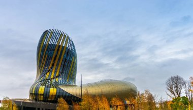 La Cit du Vin, Bordeaux, Gironde, Nouvelle-Aquitaine, Fransa 'nın dört bir yanından şarap anıtı.
