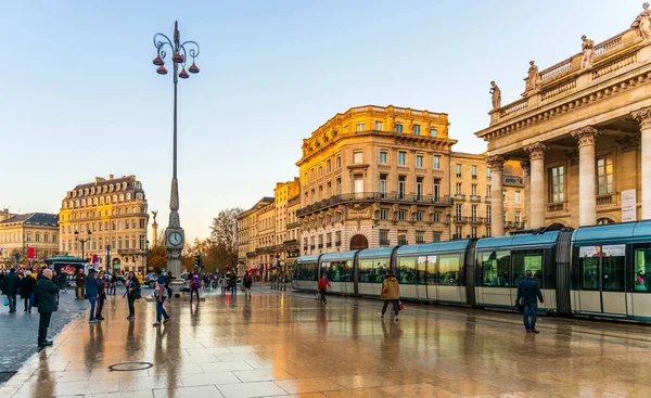 Τραμ Περνώντας Από Grand Thtre Bordeaux Στη Gironde Στη Νέα — Φωτογραφία Αρχείου