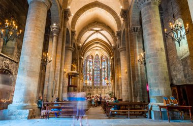 Fransa, Occitanie Aude 'deki Cite de Carcassonne' daki Saint-Nazaire Bazilikası 'nın içi.