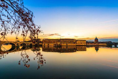 Toulouse 'daki Garonne nehrinin muhteşem panoramik manzarası gün batımında Haute-Garonne, Occitanie, Fransa