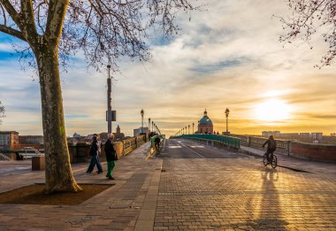 Haute-Garonne, Occitanie, Fransa 'daki Toulouse' daki Garonne nehri üzerindeki Saint-Pierre köprüsü.