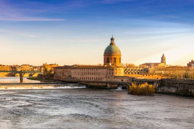 Fransa, Toulouse 'daki Garonne Nehri' ndeki La Grave Hastanesi.