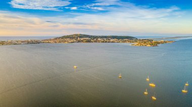 Fransa 'nın Occitanie kentindeki Herault' da Balaruc les Bains 'ten Thau et Sete göletinin havadan görünüşü