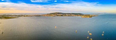 Fransa 'nın Occitanie kentindeki Herault' da Balaruc les Bains 'ten Thau et Sete göletinin havadan görünüşü