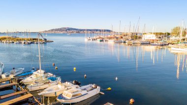 Etang de Thau 'da Balaruc Les Bains' den Marina, Fransa 'nın Occitanie kentindeki Herault' da.