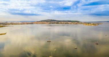 Fransa 'nın Occitanie kentindeki Herault' da Balaruc les Bains 'ten Thau et Sete göletinin havadan görünüşü
