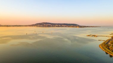 Fransa 'nın Occitanie kentindeki Herault' da Balaruc les Bains 'ten Thau et Sete göletinin havadan görünüşü
