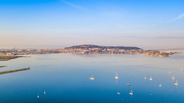 Fransa 'nın Occitanie kentindeki Herault' da Balaruc les Bains 'ten Thau et Sete göletinin havadan görünüşü