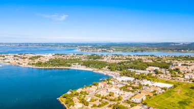 Fransa 'nın Occitanie kentindeki Herault bölgesinde Etang de Thau ve Balaruc les Bains' in hava manzarası