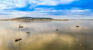 Fransa 'nın Occitanie kentindeki Herault' da Balaruc les Bains 'ten Thau et Sete göletinin havadan görünüşü